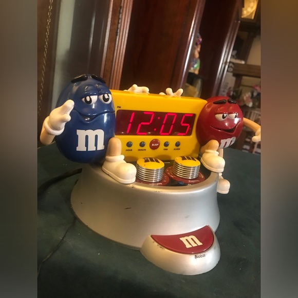 M&M Clock Radio - Picture 4 of 7